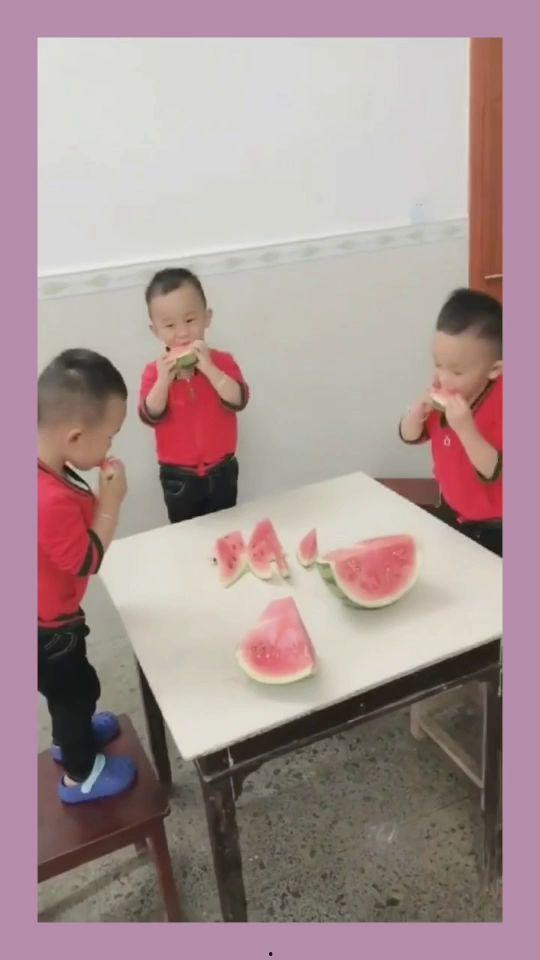 吃瓜三胞胎视频,萌娃搞笑日常，萌态百出引网友热议