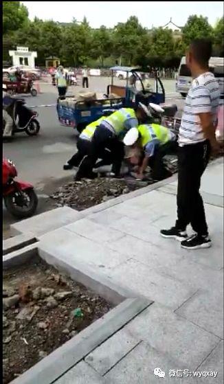 男子骑车吃瓜掉坑里视频,瓜比车重！