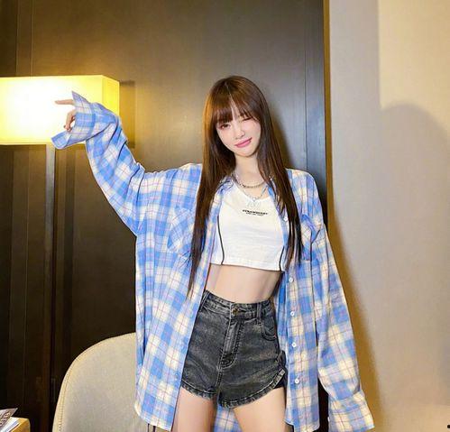 美女旅游吃田瓜视频,美女游客镜头下的田园风味